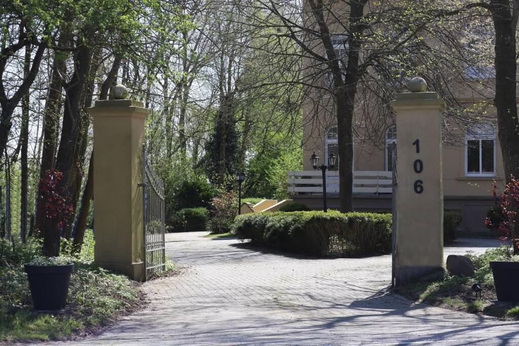 Emily'S Deichbude In Einer Historischen Villa In Dornumersiel Екстериор снимка
